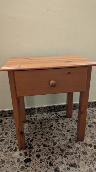 Mesita de noche de madera con perchero a juego