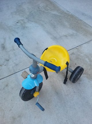 Triciclo infantil amarillo y azul