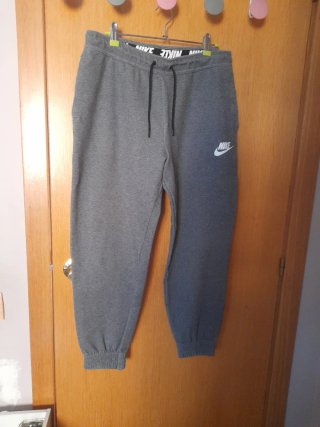 Pantalón deportivo Nike gris