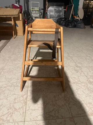 Trona de madera