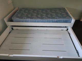 Cama individual de madera con nido