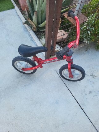Bicicleta de equilibrio roja