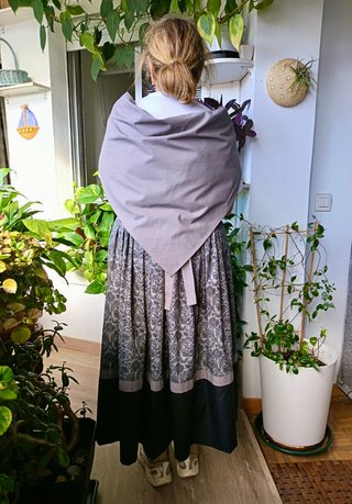 Traje de Neska: Falda, Delantal y Pañuelo
