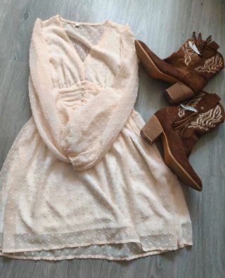 Vestido corto rosa palo con textura