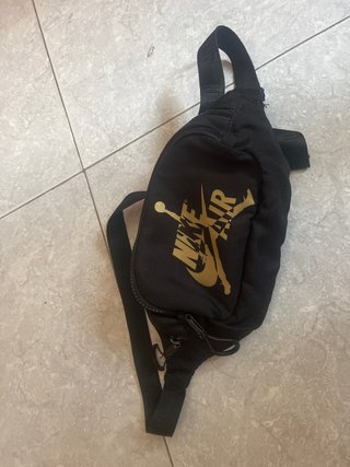 Riñonera Nike Air Jordan Negra y Dorada