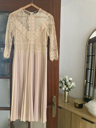 Vestido Zara Blonda y Falda Plisada Nude