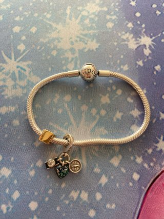 Pulsera Pandora con charms 'Dream' 'Explore' y 'D'