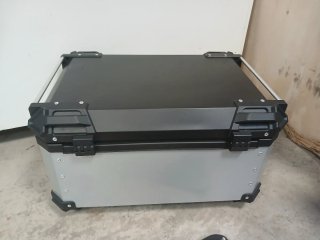 Baúl de moto aluminio 55x35x37 cms