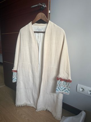 Chaqueta Zara Beige con Detalles Étnicos