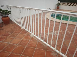 Valla aluminio blanca con puerta