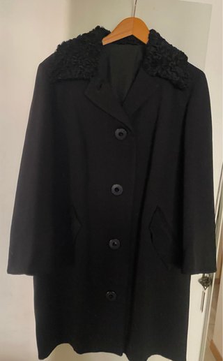 Abrigo Vintage Negro con Cuello de Astracán