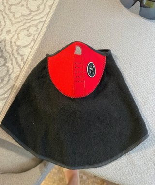 Braga de cuello deportiva negra y roja
