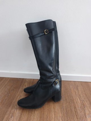 Botas altas de piel negras con hebilla