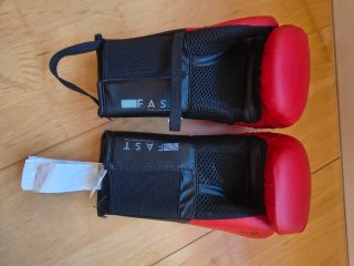 Guantes Kick Boxing 6oz Rojo/Negro y espinilleras