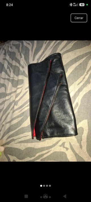 Cartera de mano negra y roja