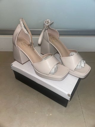 Zapatos de tacón beige