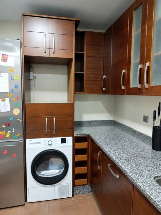 Cocina con encimera, campana, vitro.y horno