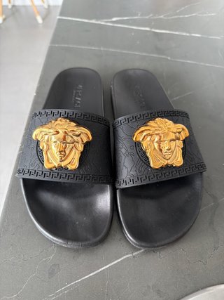 Chanclas Versace Negras con Medusa Dorada