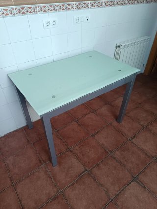 Mesa de cocina con sobre de cristal