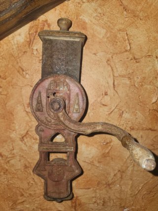 Molinillo de café antiguo de pared