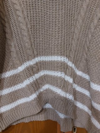 Jersey de punto beige y blanco