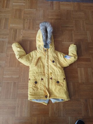 Abrigo amarillo con capucha y pelo