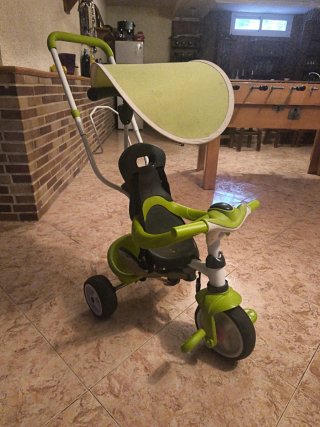 Triciclo infantil verde con capota