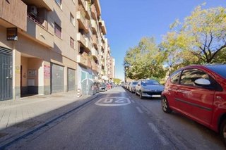 Local comercial en venta en Cervantes en Granada
