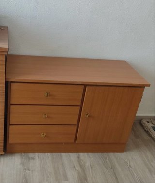 Cómoda de madera con cajones y armario