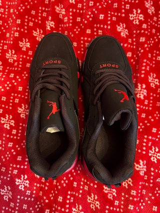 Zapatillas Jordan Negras y Rojas