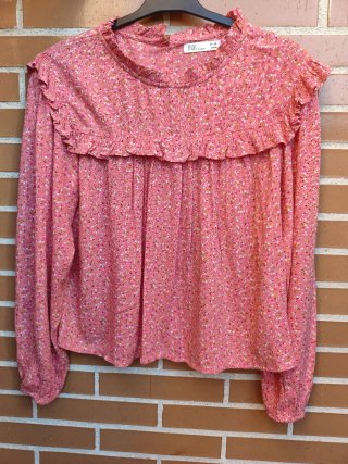Blusa con volantes estampada