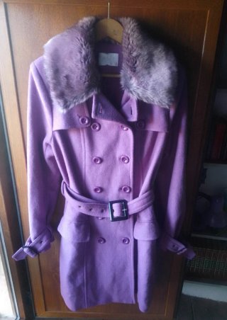 Abrigo de paño morado con cinturón. Mezcla lana.