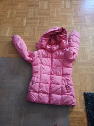 Abrigo rosa acolchado con capucha