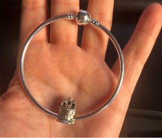 Pulsera rígida plateada con charm