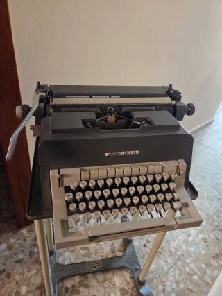Máquina de escribir Olivetti Línea 98 y soporte
