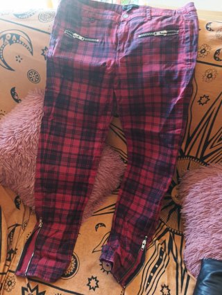 Pantalones a cuadros rojos y negros