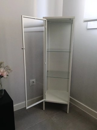 Vitrina Metálica Blanca con Puerta de Cristal