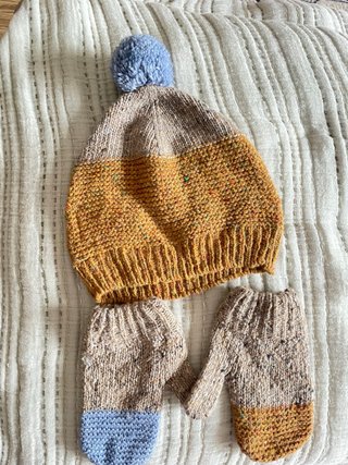 Gorro y manoplas de punto con pompón