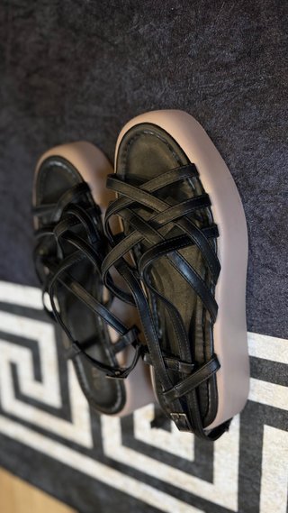 Sandalias Beige y Negras Mujer