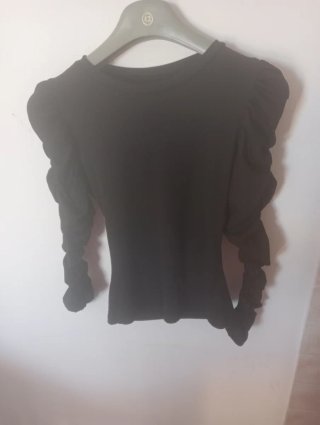 Maglia donna maniche a sbuffo nera