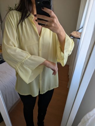 Blusa Amarilla con Mangas de Volante
