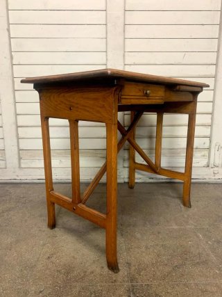 Escritorio antiguo de madera