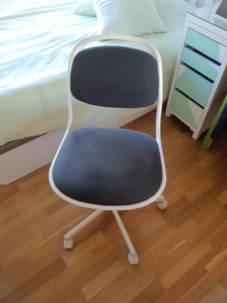 Silla de escritorio Ikea gris y blanca
