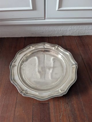 Bandeja de alpaca con borde decorado