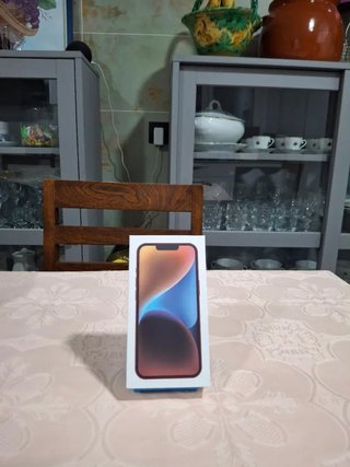 Scatola iPhone 14 rosso