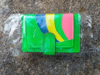 Cartera verde con diseño arcoíris