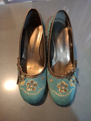 Zapatos de tacón con adornos dorados