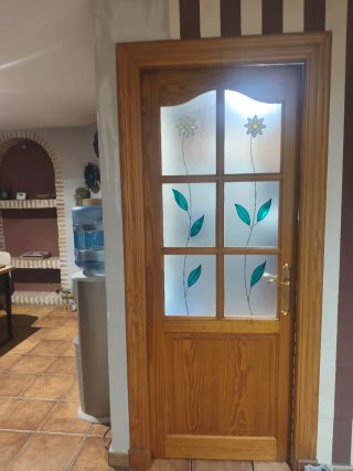 Puerta de madera  maciza con cristal decorativo