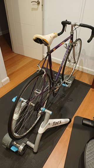 Rodillo Tacx Flow Smart, Bicicleta y Esterilla