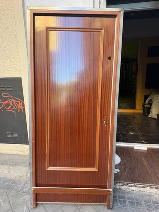 Puerta blindada con marco de hierro